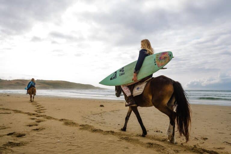 Girls Who Cant Surf Good banner 768x512